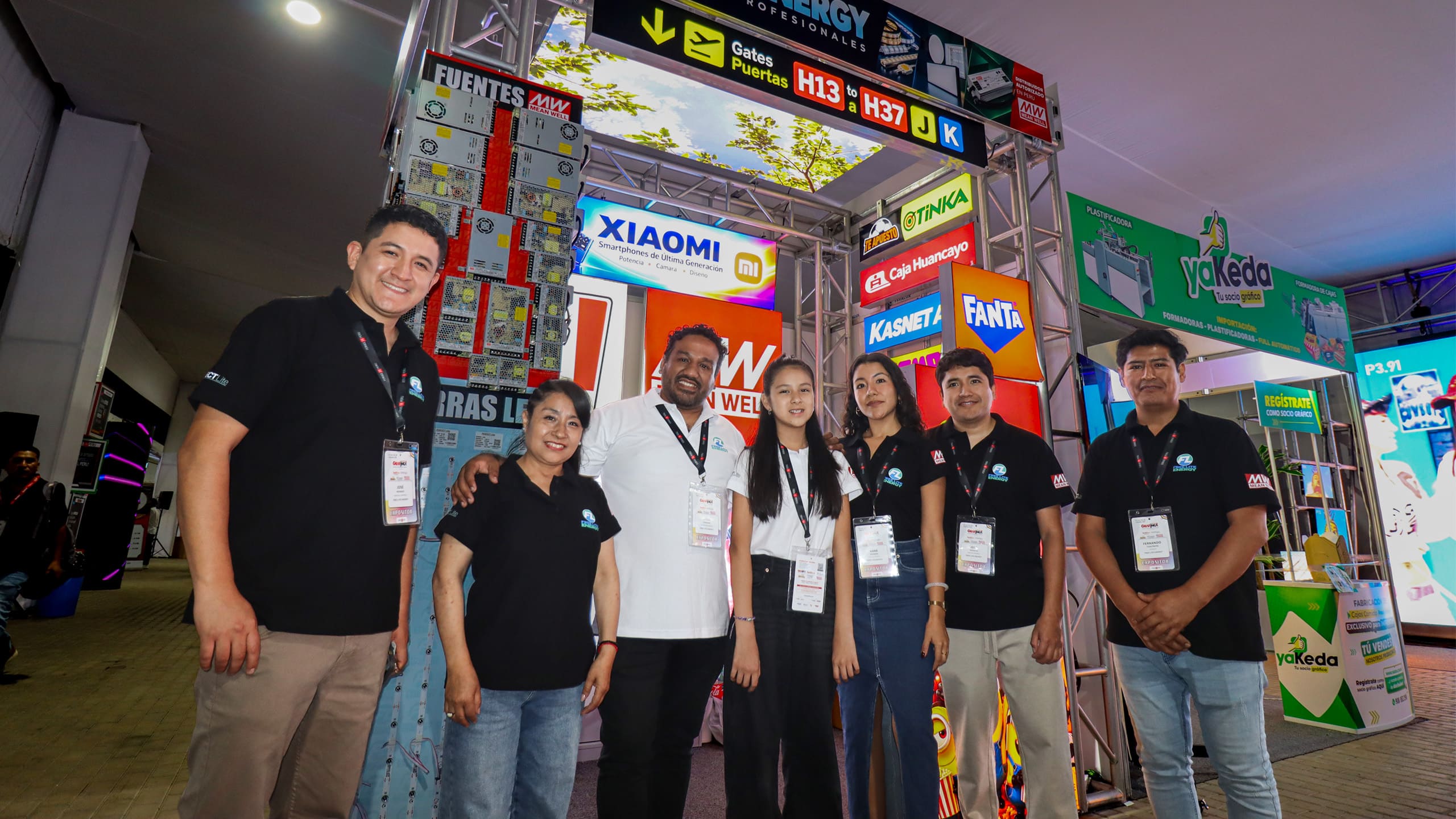 Equipo de Free Lite Energy junto a fuentes MEAN WELL en una exposición